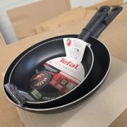 Set 2 tigai Tefal Hard Titanium C3899022,  20 cm si 26 cm Negru
